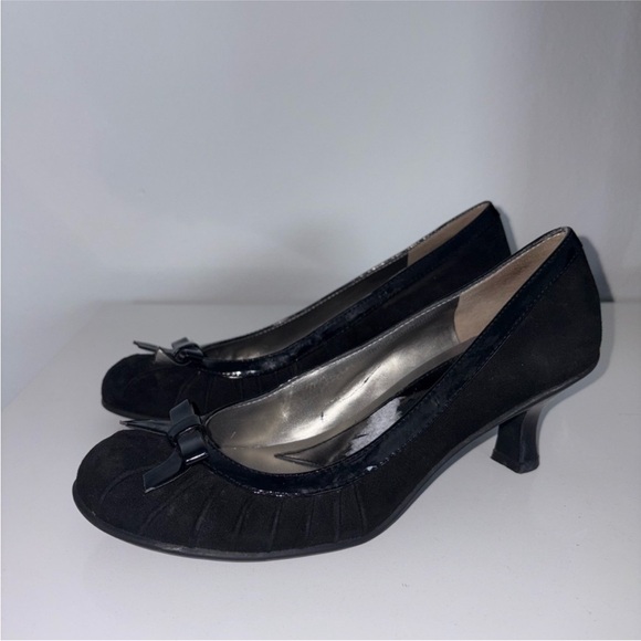 Black Dainty Bow Kitten Heels - Picture 12 of 16